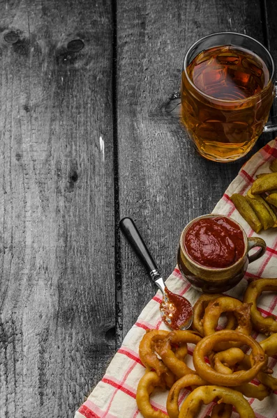 Uienringen, thermisch verzinken, Franse frietjes en Tsjechisch bier — Stockfoto