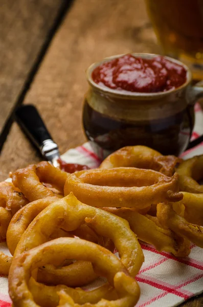 Anéis de cebola, molho quente, batatas fritas e cerveja checa — Fotografia de Stock