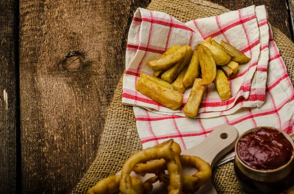 Anillos de cebolla, salsa caliente, papas fritas y cerveza checa — Foto de Stock