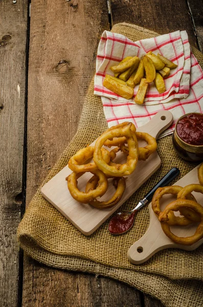 Uienringen, thermisch verzinken, Franse frietjes en Tsjechisch bier — Stockfoto