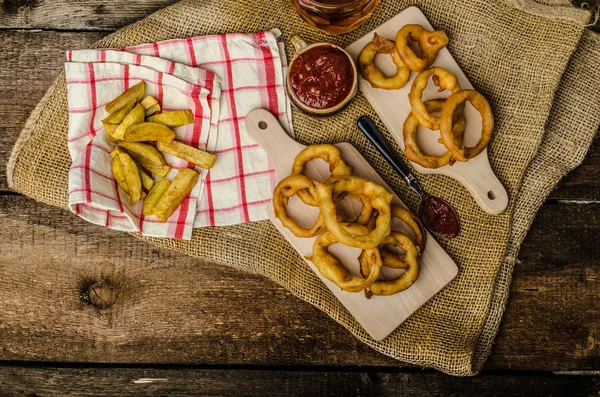 Uienringen, thermisch verzinken, Franse frietjes en Tsjechisch bier — Stockfoto