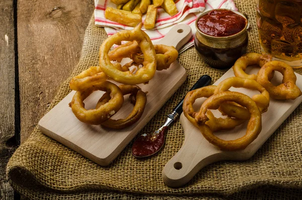 Anéis de cebola, molho quente, batatas fritas e cerveja checa — Fotografia de Stock