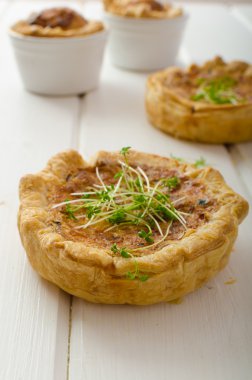 Pastırma ve Mısır ile soğan mini kiş