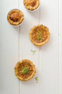 Pastırma ve Mısır ile soğan mini kiş