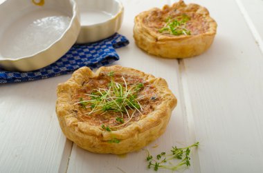 Pastırma ve Mısır ile soğan mini kiş