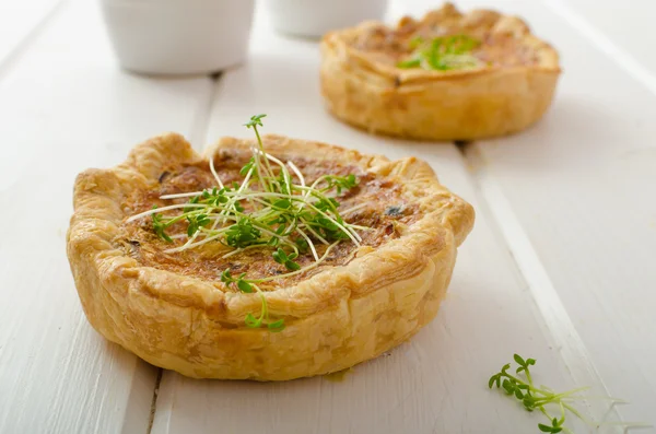 Cebola mini quiche com bacon e milho — Fotografia de Stock