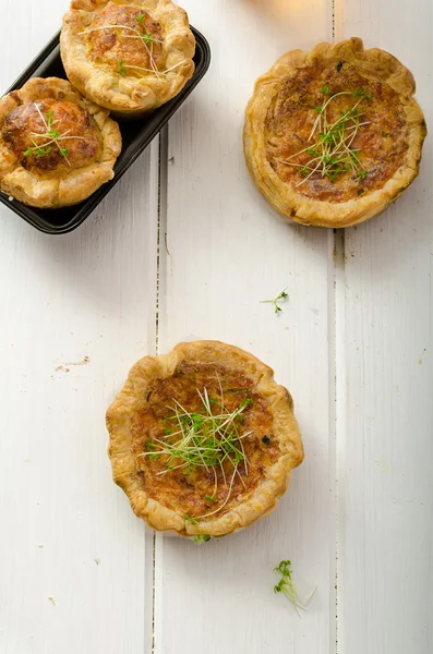 Mini-Zwiebelquiche mit Speck und Mais — Stockfoto