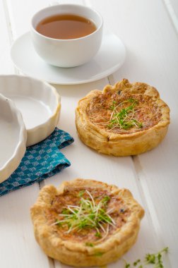 Pastırma ve Mısır ile soğan mini kiş