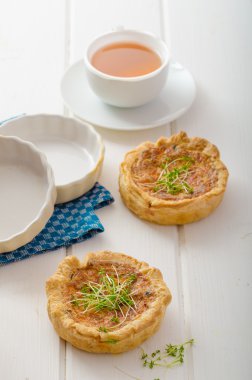 Pastırma ve Mısır ile soğan mini kiş