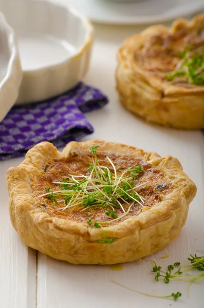 Onion mini quiche with bacon and corn — Stock Photo, Image