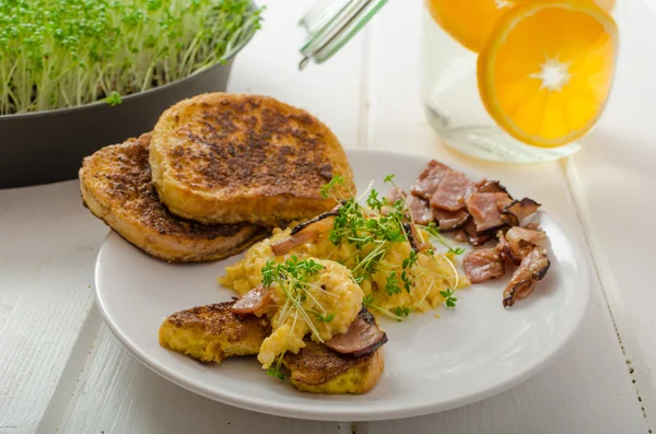 Scrambled eggs with French toast topped with watercress Scrambled eggs with watercress, french toast — Stock Photo, Image