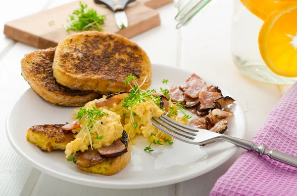 Äggröra med franska toast toppad med vattenkrasse äggröra med vattenkrasse, franska toast — Stockfoto