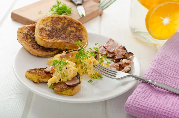 Scrambled eggs with French toast topped with watercress Scrambled eggs with watercress, french toast — Stock Photo, Image