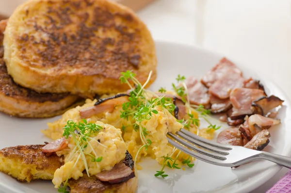 Sahanda yumurta tost su teresi çırpılmış yumurta ile su teresi, yumurtalı ekmek ile tepesinde ile — Stok fotoğraf