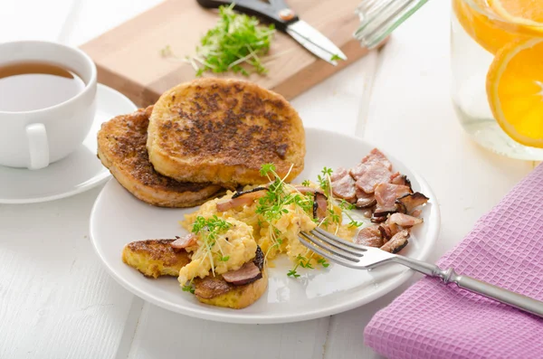 Scrambled eggs with French toast topped with watercress Scrambled eggs with watercress, french toast — Stock Photo, Image