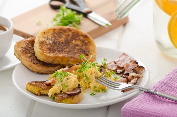 Roerei met Franse toast gegarneerd met waterkers roerei met waterkers, Franse toast — Stockfoto