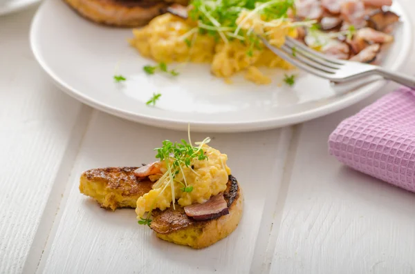 Huevos revueltos con tostadas francesas rematadas con berro Huevos revueltos con berro, tostadas francesas —  Fotos de Stock