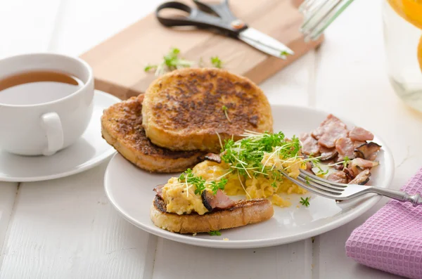 Scrambled eggs with French toast topped with watercress Scrambled eggs with watercress, french toast — Stock Photo, Image