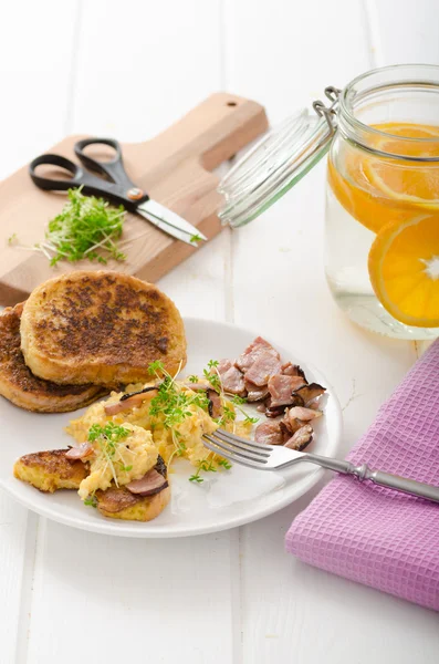 Scrambled eggs with French toast topped with watercress Scrambled eggs with watercress, french toast — Stock Photo, Image