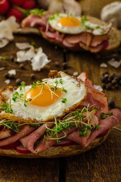 Sandwich au jambon fumé, pain rustique — Photo