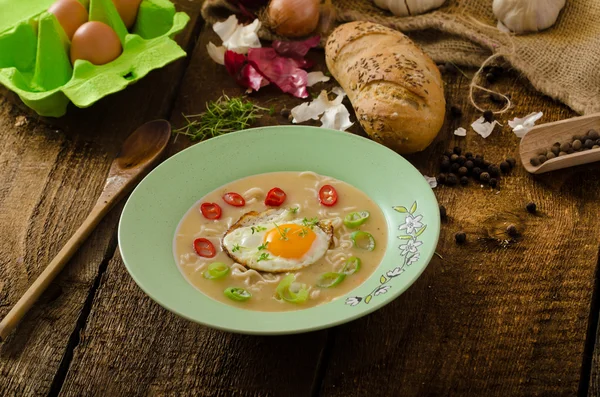 Hhomemade potatis, prick stekt ägg — Stockfoto