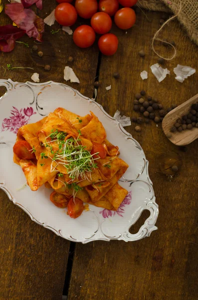 Pasta arrabiata with chilli and garlic organic — Stock Photo, Image