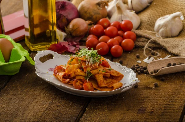 Pasta arrabiata met Spaanse peper en knoflook organische — Stockfoto