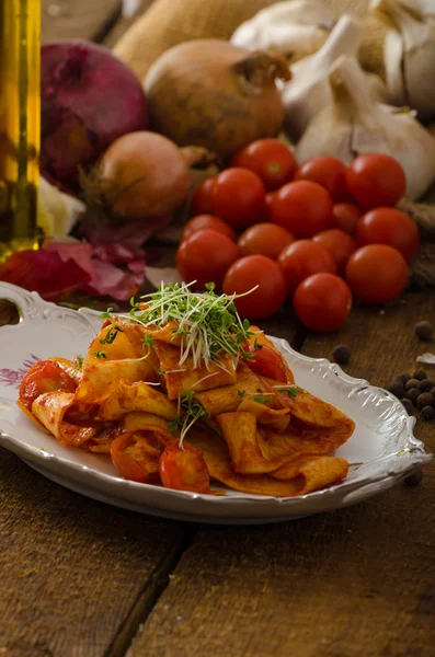 Pasta arrabiata con peperoncino e aglio biologico — Foto Stock