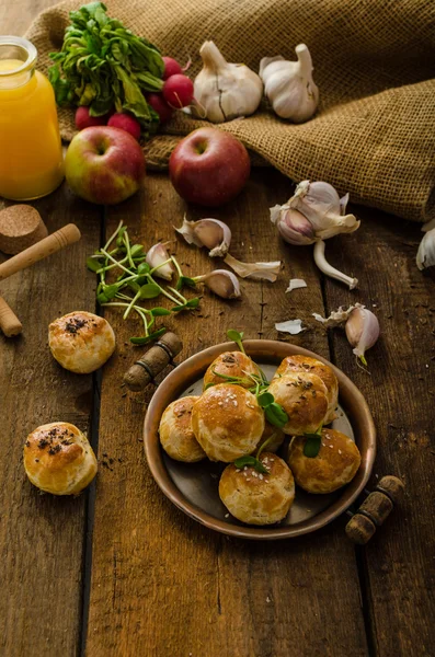 Mini bollos de queso de masa doméstica — Foto de Stock