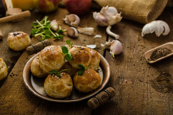 Mini pães de queijo da massa doméstica — Fotografia de Stock