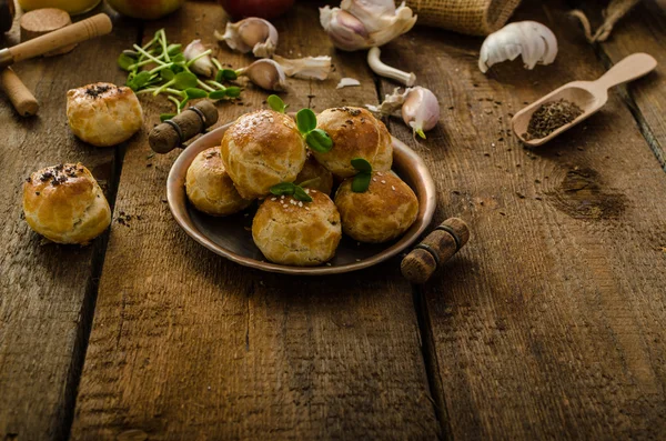 Mini pães de queijo da massa doméstica — Fotografia de Stock