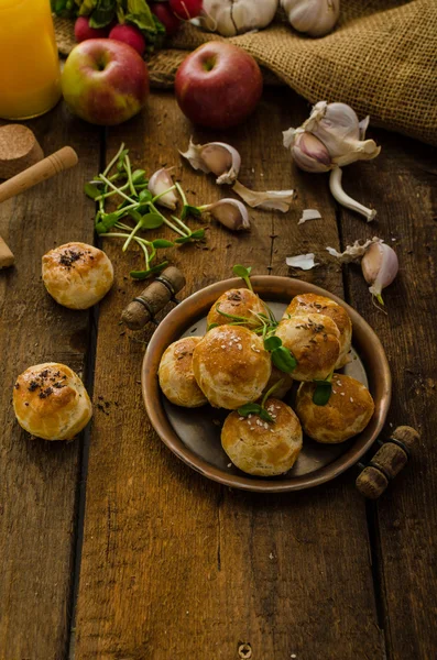 Kaas mini broodjes van binnenlandse deeg — Stockfoto
