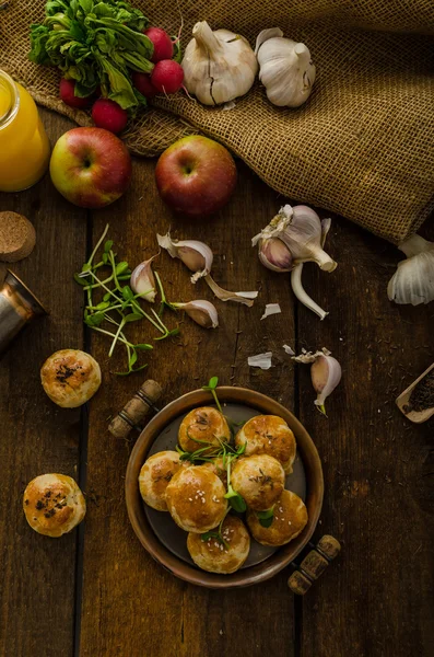 Kaas mini broodjes van binnenlandse deeg — Stockfoto