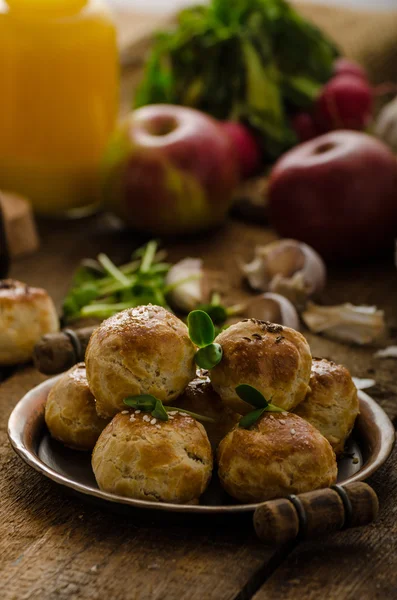 Mini pães de queijo da massa doméstica — Fotografia de Stock