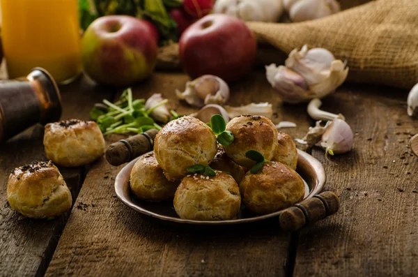 Mini pães de queijo da massa doméstica — Fotografia de Stock