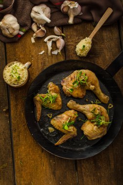 Biyo kızarmış tavuk otlar ve sarımsak, kuskus ile