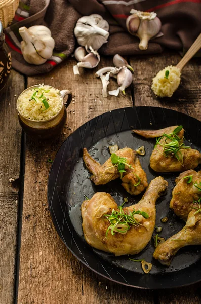 Bio gebraden kip met kruiden en knoflook, couscous — Stockfoto