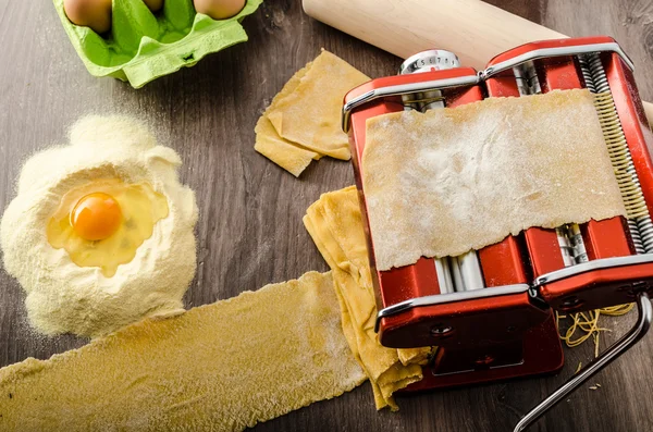 Producción casera de espaguetis carbonara —  Fotos de Stock