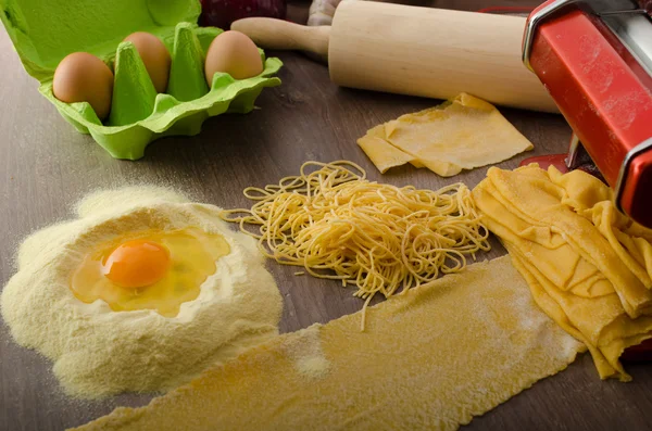 Zelfgemaakte spaghetti carbonara productie — Stockfoto