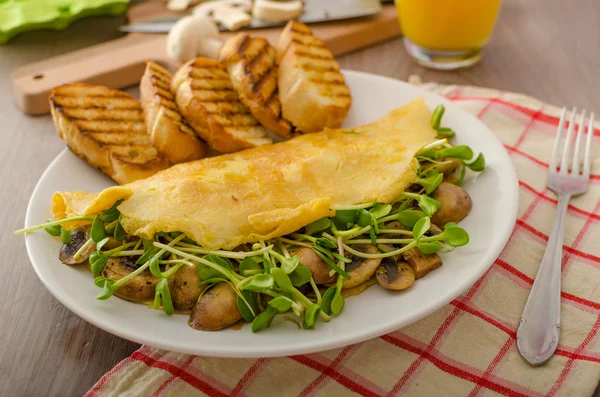Mushroom and Microgreen Omelet — Stock Photo, Image