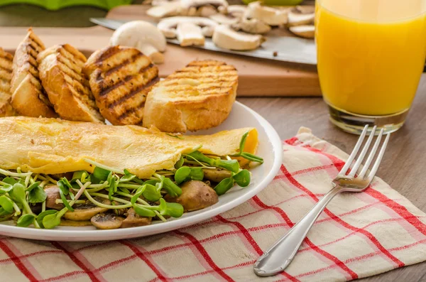 Mushroom and Microgreen Omelet — Stock Photo, Image