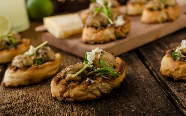 Mushroom snacks op gegrilde stokbrood — Stockfoto