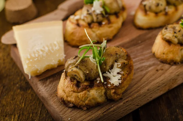 Mushroom snacks op gegrilde stokbrood — Stockfoto