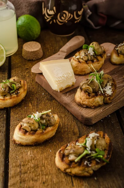 Petiscos de cogumelos na baguete grelhada — Fotografia de Stock