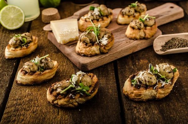 Mushroom snacks op gegrilde stokbrood — Stockfoto