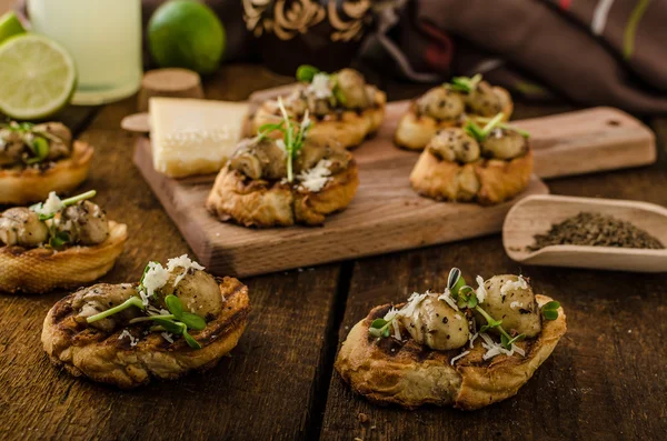 Snacks de champiñones en baguette a la parrilla — Foto de Stock