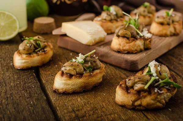 Petiscos de cogumelos na baguete grelhada — Fotografia de Stock