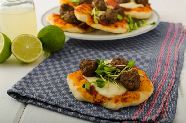 Mini pizza con polpette — Foto Stock