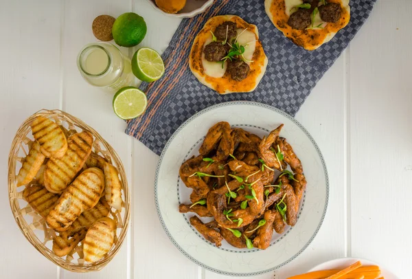 스포츠 축제-피자, 감자 튀김, 야채, 닭 날개 — 스톡 사진