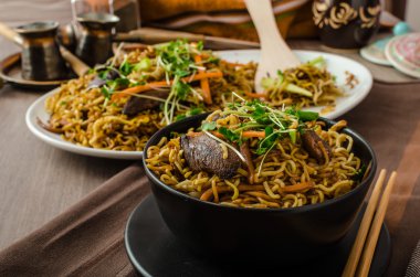 Fry Singapur erişte ilave edin